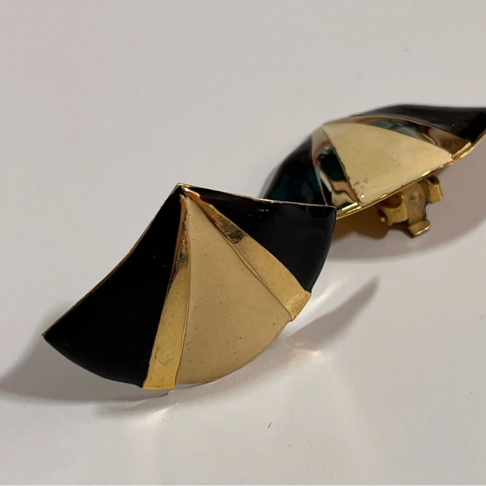 Vintage 80 90 Deco Black Cream Enamel Gold Fan Clip Earrings Retro - Picture 12 of 13